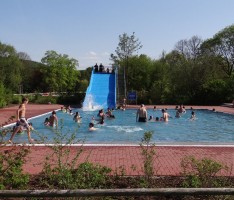 25. August: „PLATSCH“ – Die „Hits for Kids“ im Freibad Leimen