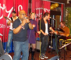 Dominik Dlask in Mo`Roots Stammformation & Brian rockt den Saal mit ACDC